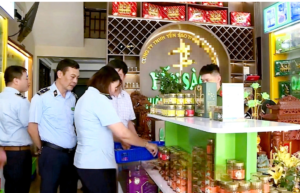 Hơn 15.400 hũ yến chưng bị tạm giữ. (Ảnh: Huyền Trang)