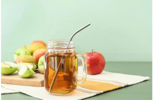 Kết hợp giấm táo và mật ong không chỉ làm dịu vị chua gắt của giấm mà còn tạo ra một thức uống thơm ngon, mang lại nhiều lợi ích sức khỏe. Được sử dụng trong y học cổ truyền và ẩm thực từ hàng thế kỷ, hỗn hợp này nổi bật với đặc tính chống oxy hóa, kháng viêm và kháng khuẩn, hỗ trợ sức khỏe toàn diện. Dưới đây là sáu lợi ích chính khi sử dụng giấm táo pha mật ong, cùng với những lưu ý để dùng an toàn.